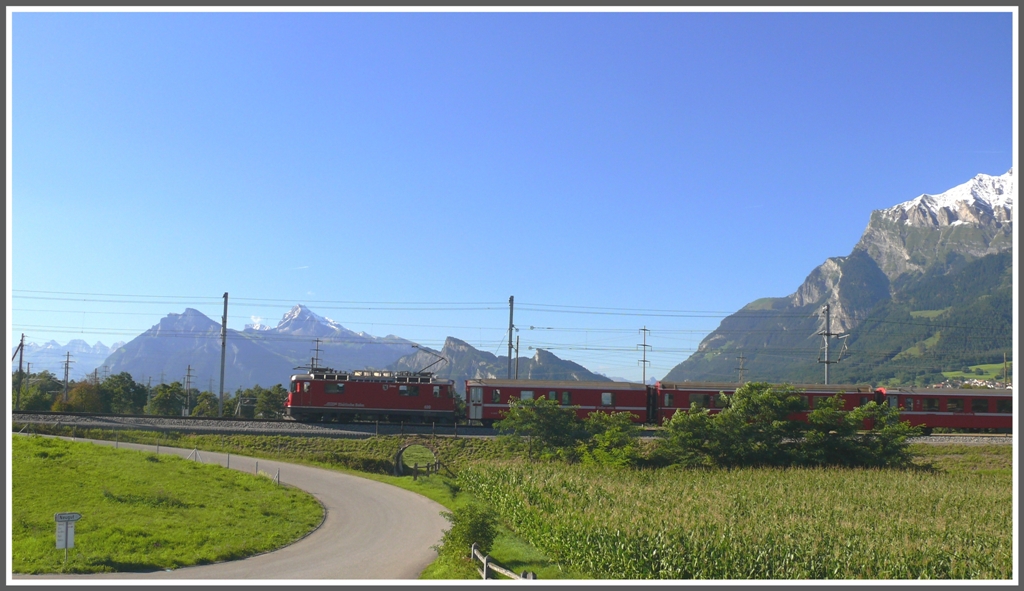RE1252 mit Ge 4/4 II 630  Zernez  fhrt in Landquart ein. Blickrichtung nordwest Sargans mit Churfirsten, Gonzen, Gauschla, Flscherberg und Falknis.(01.09.2010)