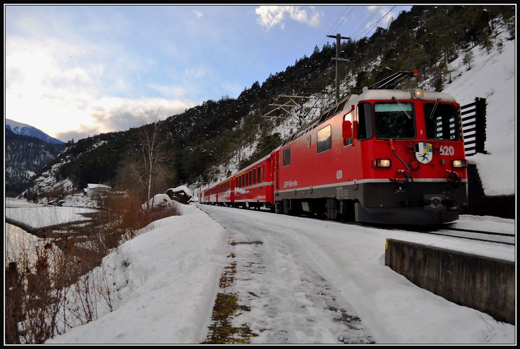 RE1252 mit Ge 4/4 II 620  Zernez  bei Trin. (15.12.2012)