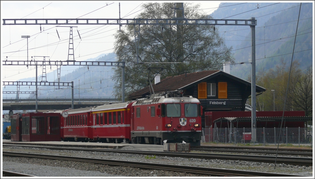 RE1253 aus Disentis mit Ge 4/4 II 620  Zernez  fhrt ohne Halt durch Felsberg. (21.04.2010)