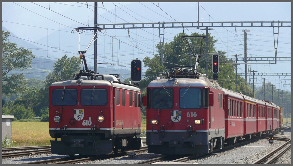 RE1253 mit Ge 4/4 II 616  Filisur  kreuzt die Ge 4/4 I 610  Viamala  in Untervaz-Trimmis. (28.06.2010)