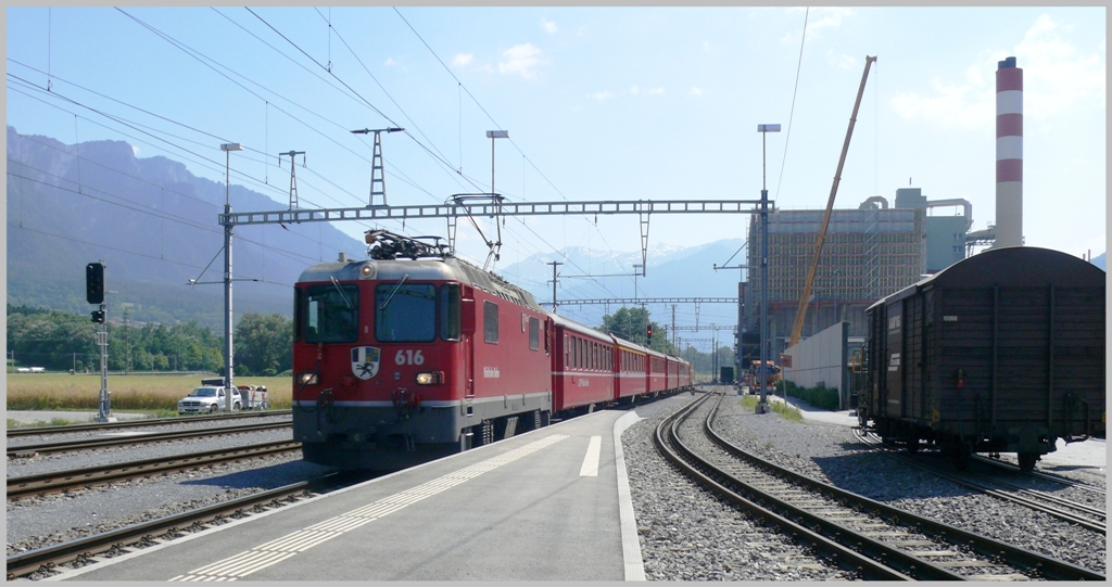 RE1253 mit Ge 4/4 II 616  Filisur  vor der KVA Trimmis erreicht den Bahnhof Untervaz-Trimmis. (28.06.2010)
