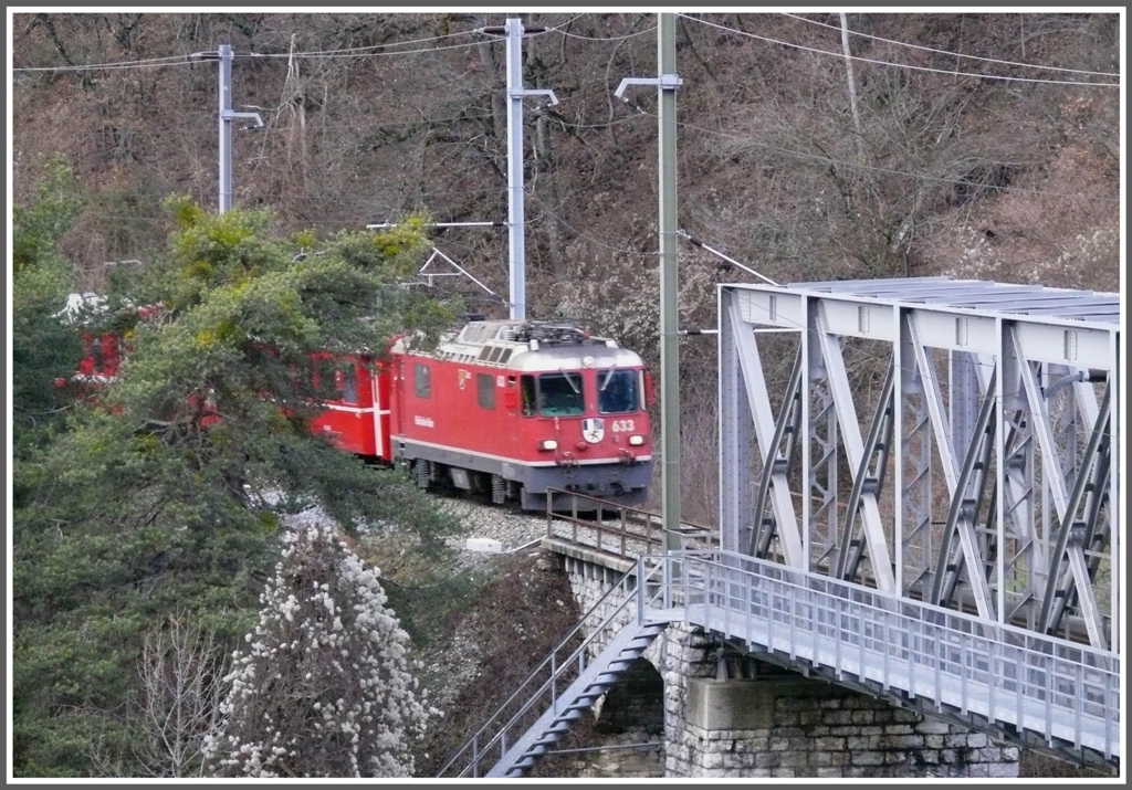 RE1253 mit Ge 4/4 II 633  Zuoz  aus Disentis erreicht die Rheinbrcke bei Reichenau-Tamins. (08.12.2010)