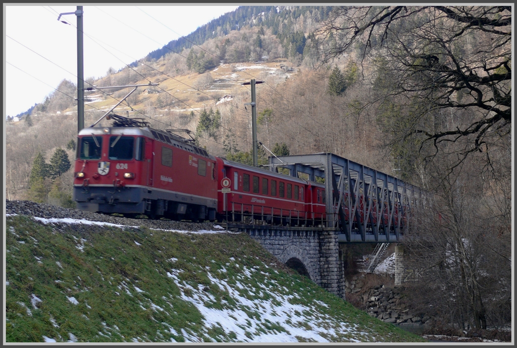 RE1253 mit Ge 4/4 II 624  Celerina/Schlarigna  berquert den Vorderrhein bei Reichenau-Tamins. (22.12.2010)