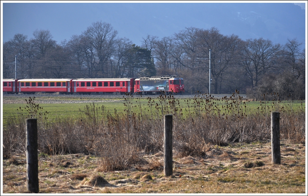 RE1253 mit Ge 4/4 II 615  Klosters  zwischen Landquart und Malans auf dem Weg nach Scuol-Tarasp. (03.03.2011)