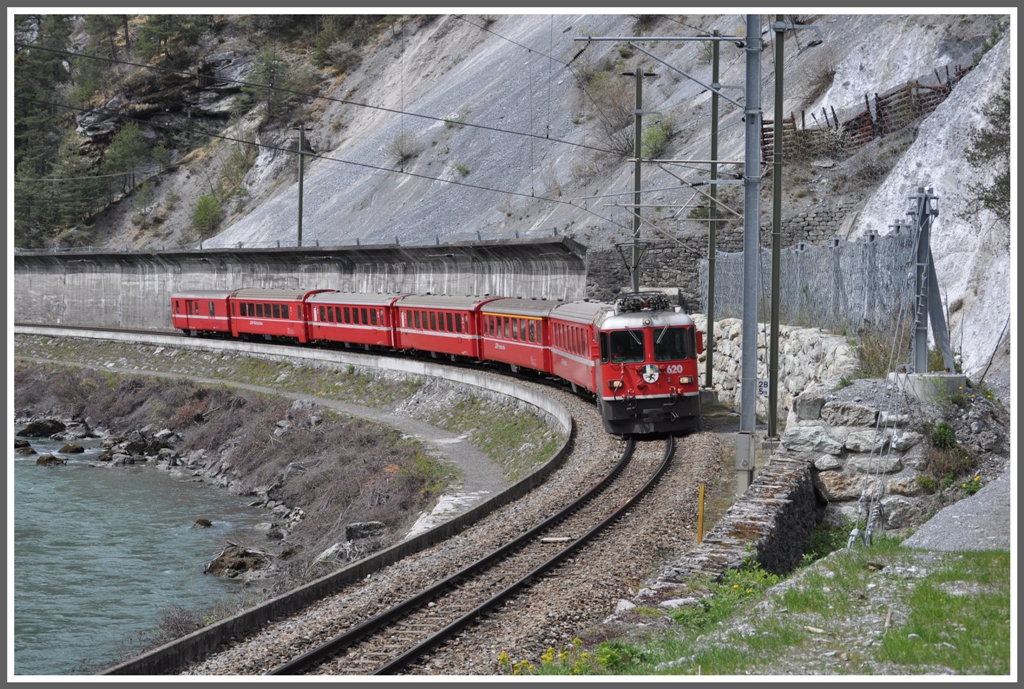 RE1253 mit Ge 4/4 II 620  Zernez  oberhalb von Trin. Der Aufwand, die Bahn vor Steinschlag zu schtzen, ist enorm. (14.04.2011)