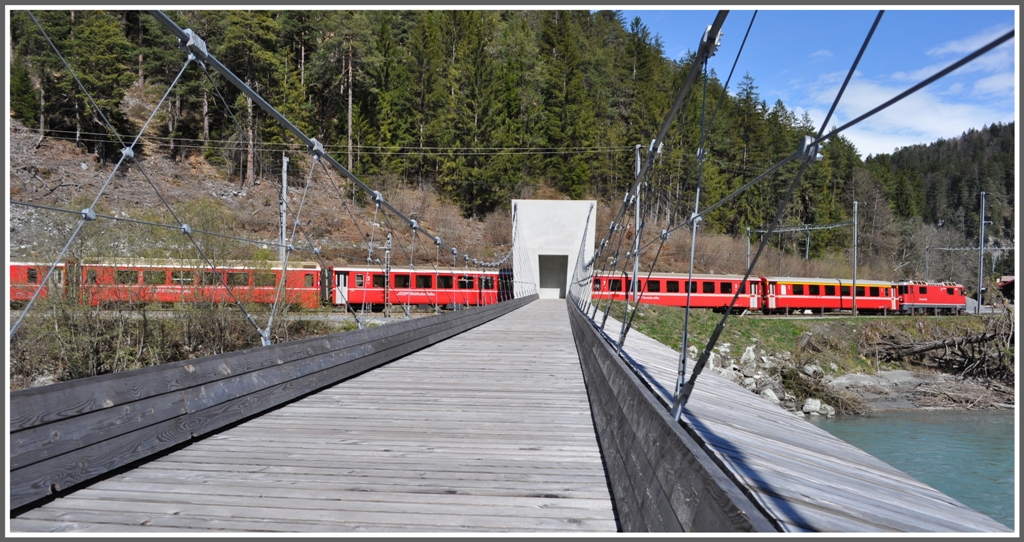 RE1253 mit Ge 4/4 II 614  Schiers  beim neuen Fussgngersteg in Trin. (12.04.2012)