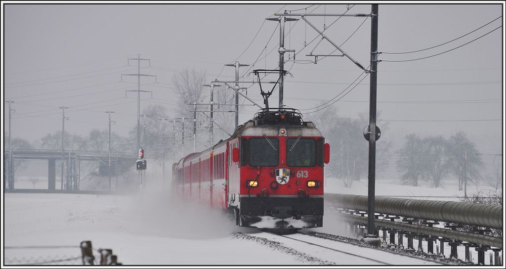 RE1253 mit Ge 4/4 II 613  Domat/Ems  nach Scuol/Tarasp zwischen Zizers und Igis. (12.02.2013)