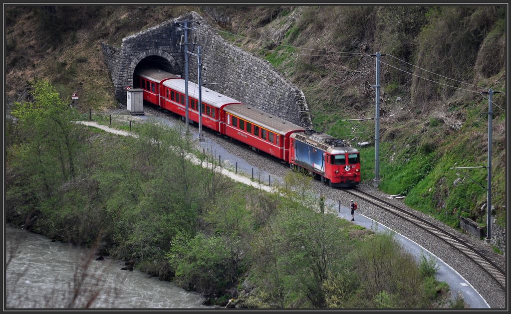 RE1253 mit Ge 4/4 II 617  Ilanz  verlsst den Dabbi-Tunnel zwischen Trin und Reichenau-Tamins. (28.04.2013)