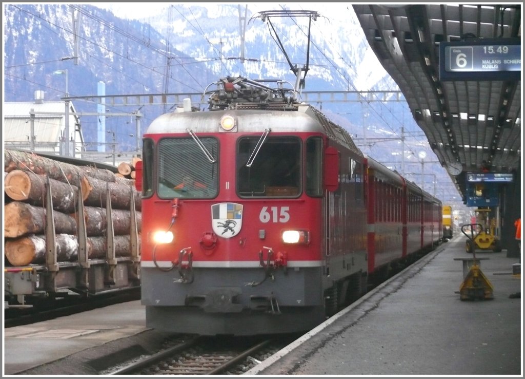 RE1253 nach Scuol/Tarasp mit Ge 4/4 II 615  Klosters  verlsst Landquart. (23.12.2009)