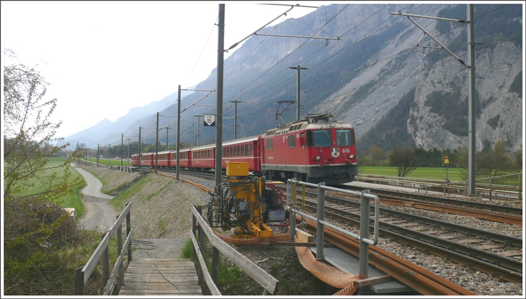RE1257 aus Disentis mit Ge 4/4 II 616  Filisur  erklimmt die Steigung Richtung Chur West. (21.04.2010)