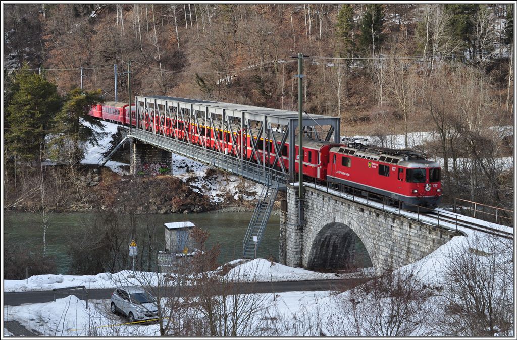 RE1257 aus Disentis mit der Ge 4/4 II 627  Reichenau-Tamins  berquert den Vorderrhein  kurz vor der gleichnamigen Station Reichenau-Tamins. (15.02.2013)