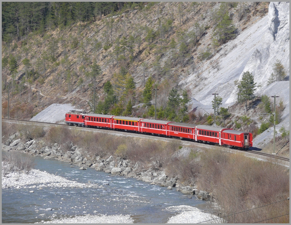RE1257 mit Ge 4/4 II 615  Klosters  folgt dem Vorderrhein durch die Rheinschlucht Richtung Versam. (08.04.2010)