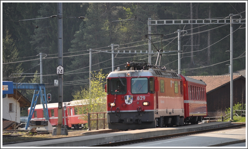 RE1257 mit Ge 4/4 II 629  Tiefencastel  biegt in Grsch ein. (20.04.2011)