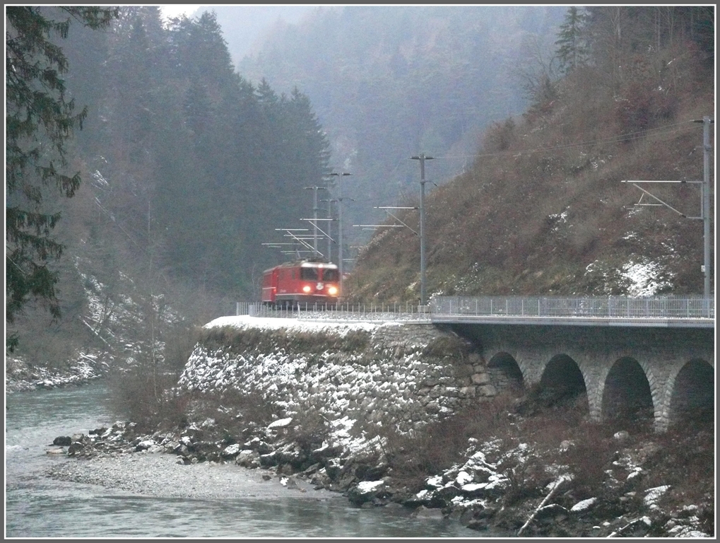 RE1257 in der Rheinschlucht bei Trin. (01.12.2010)