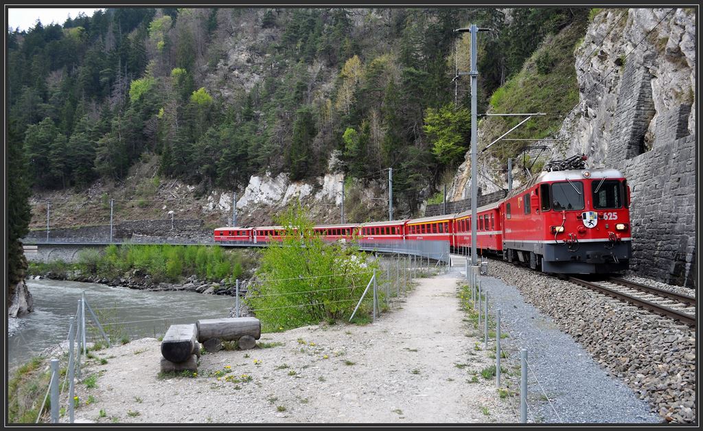 RE1261 mit Ge 4/4 II 625  Kblis  bei Trin. (28.04.2013)