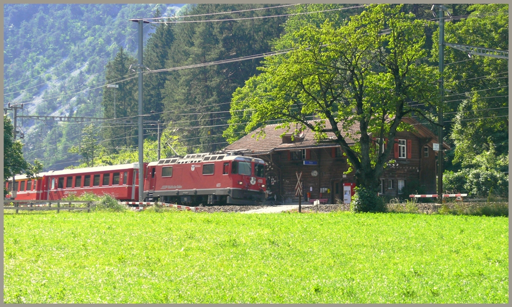 RE1265 mit Ge 4/4 II 623  Bonaduz  fhrt ohne Halt am kleinen Bahnhof Trin vorbei. (24.06.2010)
