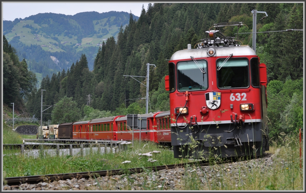 RE1335 mit Ge 4/4 II 632  Zizers  zwischen Fideris und Kblis. (07.06.2011)