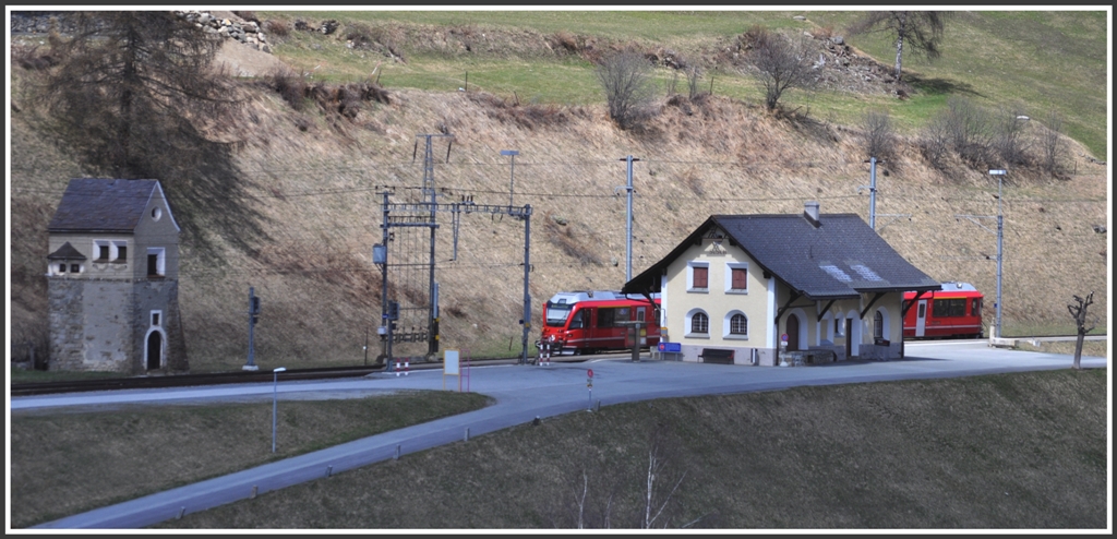 RE1342 nach Landquart hlt in Susch. (21.04.2012)