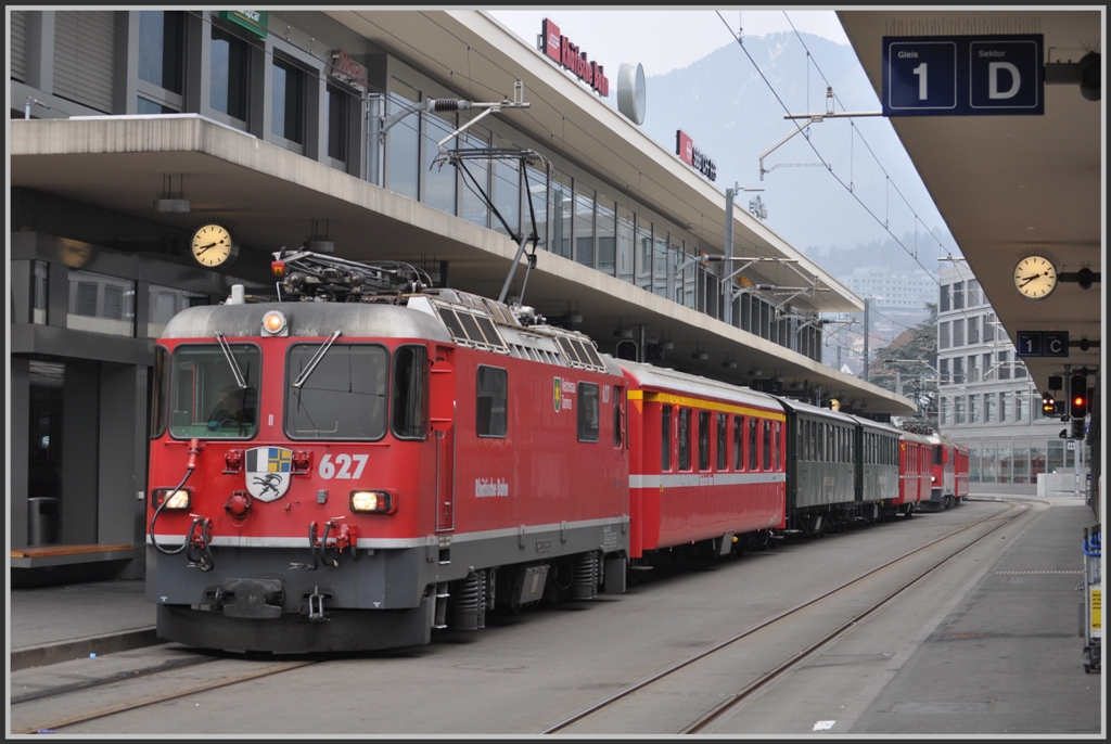 RE1423 Sportzug mit Ge 4/4 II 627  Reichenau-Tamins  fhrt um 08.52Uhr nach Arosa. (20.02.2011)