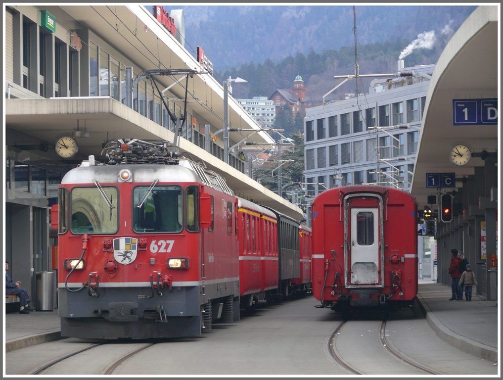 RE1427 steht abfahrbereit in Chur. Ziel der Ge 4/4 II 627  Reichenau-Tamins  ist Arosa. (13.02.2011)