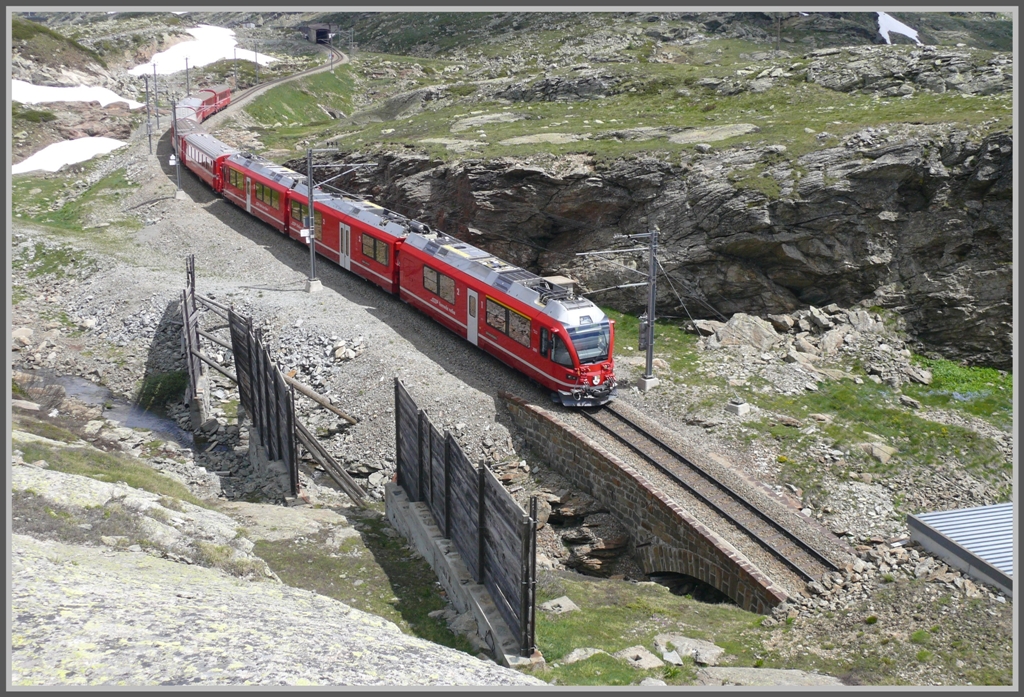 RE1629 mit einem Alegra ABe 8/12 hat den Abstieg nach Alp Grm begonnen und befindet sich am Eingang zur Galerie Sassal Mason I. (15.06.2011)