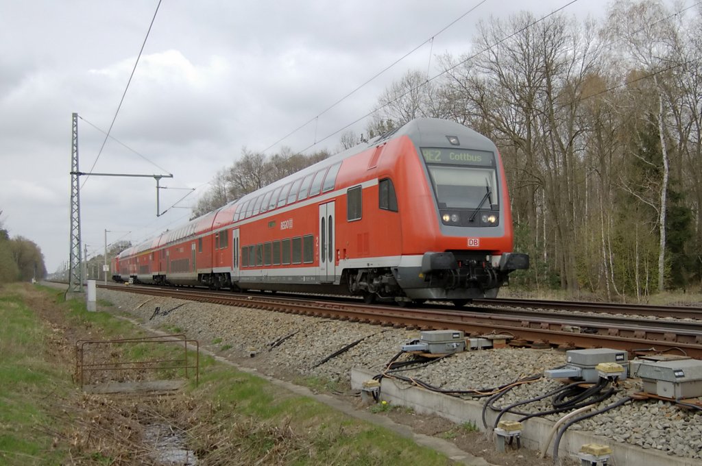 RE2 von Rathenow nach Cottbus hier zwischen Nennhausen und Rathenow. Geschoben von der 112 189-6. 16.04.2010