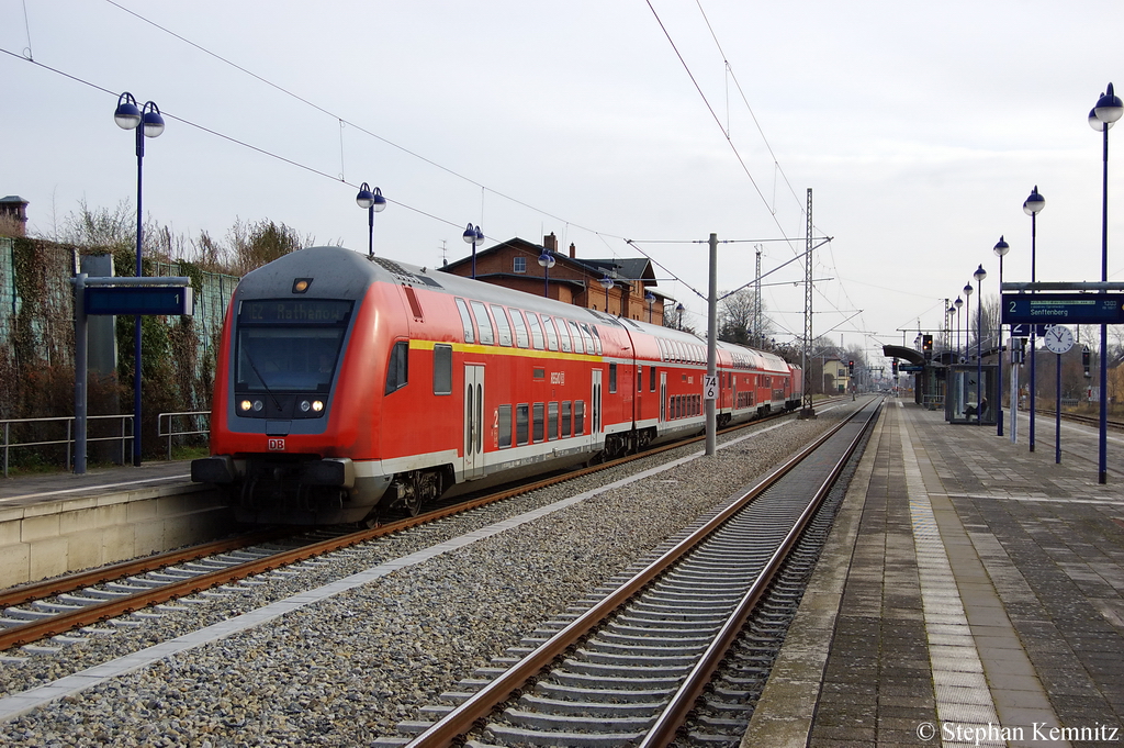 RE2 (RE 37380) von Cottbus nach Rathenow in L�bben(Spreewald). Geschoben hatte die 114 026-8. 26.11.2011