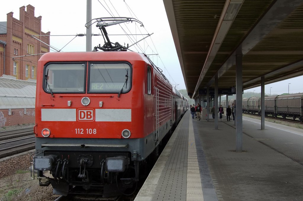 RE2 (RE 38167) von Rathenow nach Knigs Wusterhausen und war mit der 112 108 bespannt. Das rechte Schlusslicht ist bei der 112 108 defekt. 08.05.2010