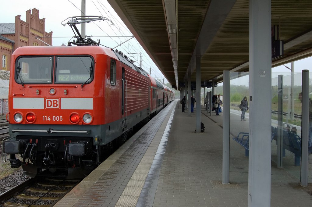 RE2 (RE 38173) von Rathenow nach Knigs Wusterhausen. Sonst mit einer 112er bespannt, aber heute war die 114 005 am Haken des RE´s. 06.05.2010