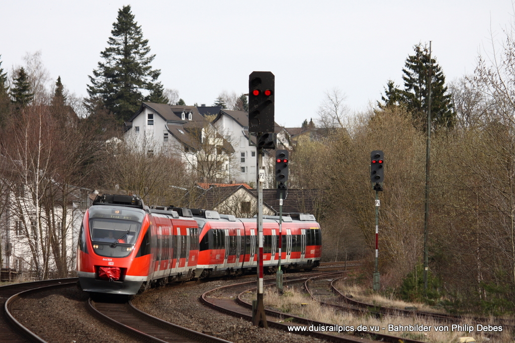 RE22 Ri. Trier Hbf (644 508) f�hrt am 2. April 2010 um 11:18 Uhr in Kall ein