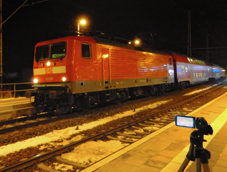 RE3 nach Elsterwerda auf Gleis 2 diente zur Kamera Einstellung fr eine Sonderfahrt mit der Dampflok 03 2155-4, die dann leider ber Gleis 3 von Pasewalk in Richtung Berlin fuhr. - 21.12.2012