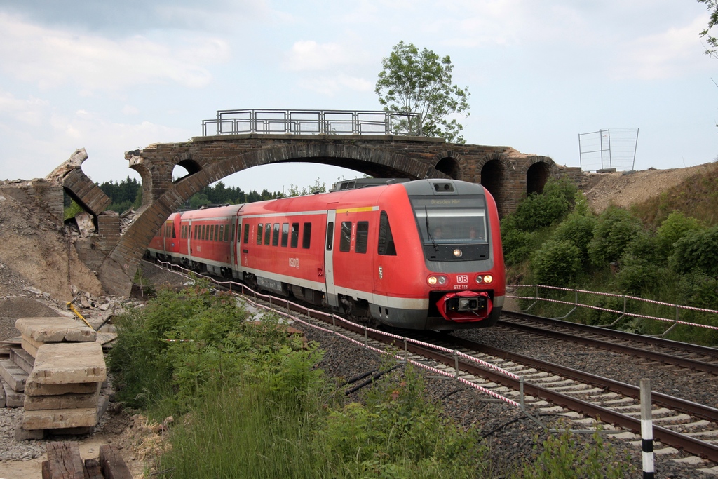 RE3787, gebildet aus dem Dresdner 612 113/613 und dem Hofer 612 477/977, passiert die im Abri befindliche Brcke an der Einf. in den Bf Mehltheuer am 29.05.2012.