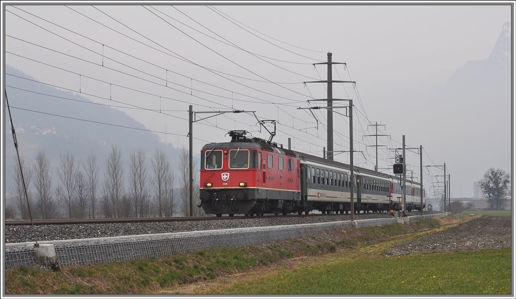 RE3809 mit Re 4/4 II 11219 bei Zizers, (24.03.2013)