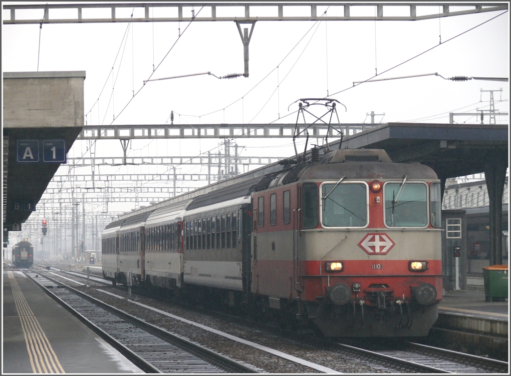 RE3809 nach Chur wird von der ehemaligen Swiss Express Lok 11108 gezogen. (20.01.2011)