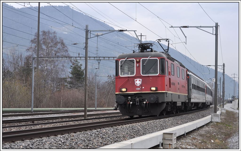 RE3815 mit Re 4/4 II 11304 nach Chur bei Untervaz. (08.04.2013)