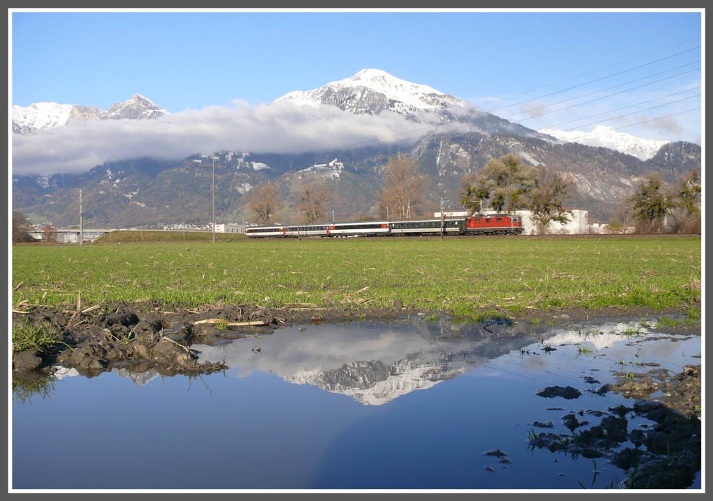RE3819 St.Gallen nach Chur. Der Regen hat in den Feldern bei Landquart seine Spuren hinterlassen, zu Freude des Fotografen. (17.11.2010)