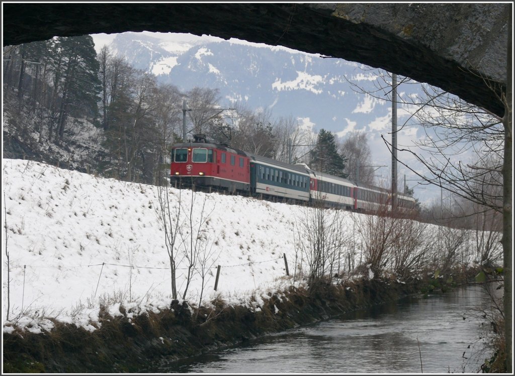 RE3821 nach Chur am Binnenkanal bei Trbbach. (21.01.2010)