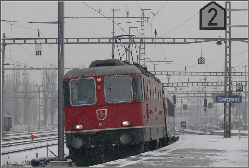 RE3822 nach St.Gallen mit Re 4/4 II 11153 fhrt in Sargans ein. (20.01.2011)