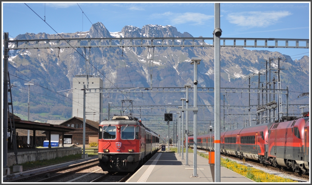 RE3823 mit Re 4/4 II 11150 aus St.Gallen in Buchs SG neben RailJet 169 nach Wien. (26.04.2012)