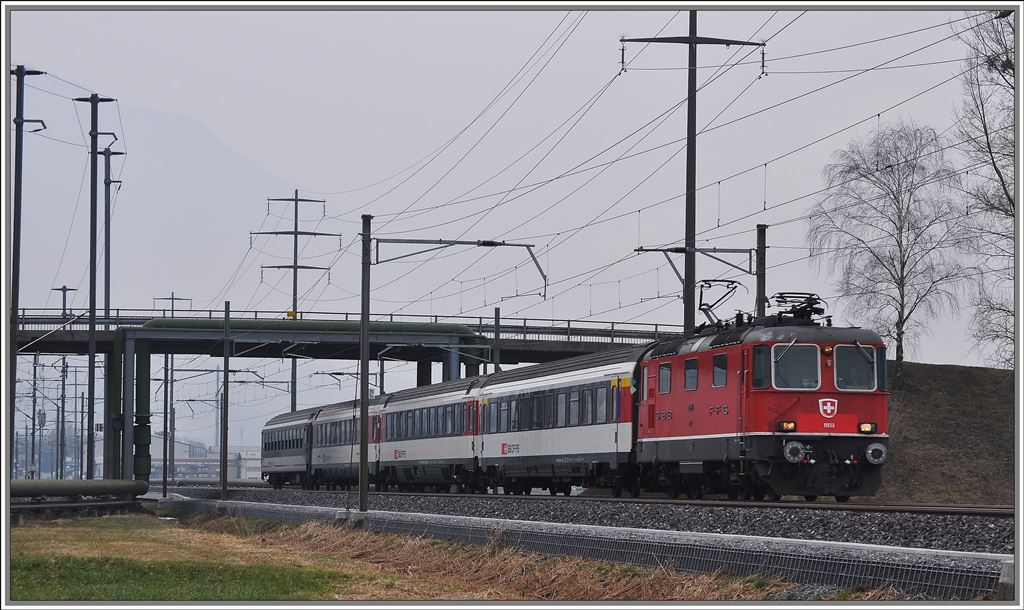 RE3824 mit Re 4/4 II 11199 mit ungewohntem  Gesicht  bei Zizers Altlser. (24.03.2013)