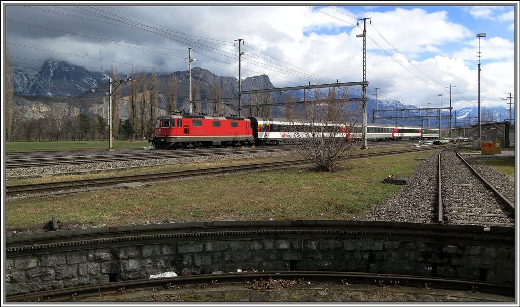 RE3828 Chur - St.Gallen mit einer Re 4/4 II in Sargans. (19.03.2013)