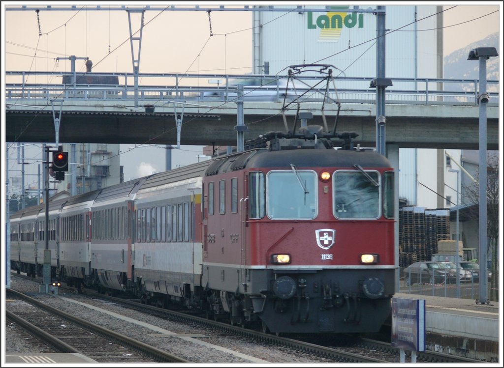 RE3832 mit Re 4/4 II 11136 hat Buchs SG erreicht. (04.01.2010)