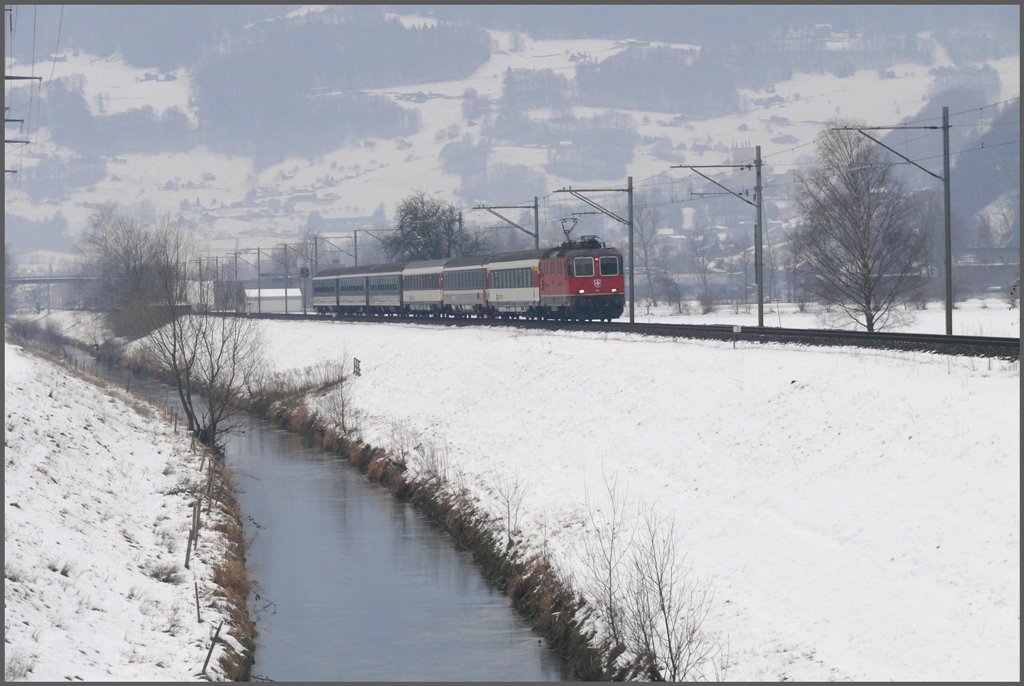 RE3832 nach St.Gallen fhrt entlang des Binnenkanals zwischen Sargans und Trbbach. (21.01.2010)