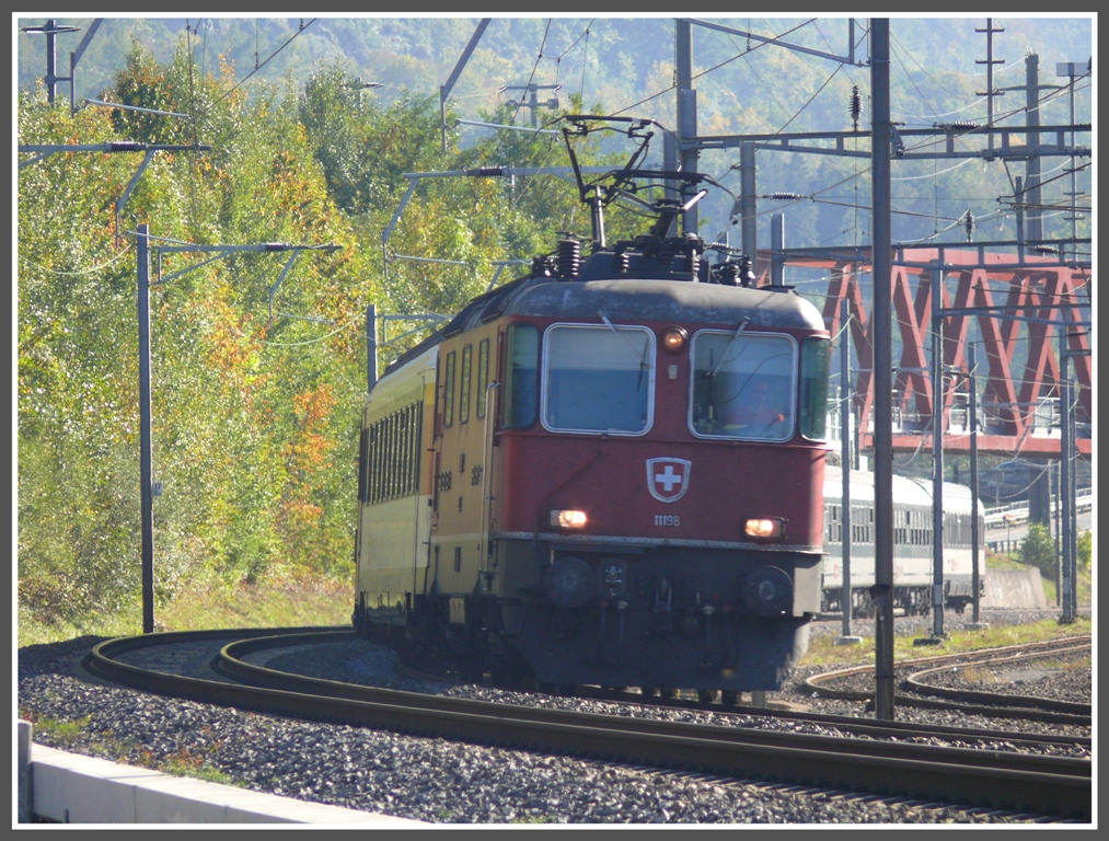RE3834 mit Re 4/4 11198 bei Zizers. (08.10.2010)