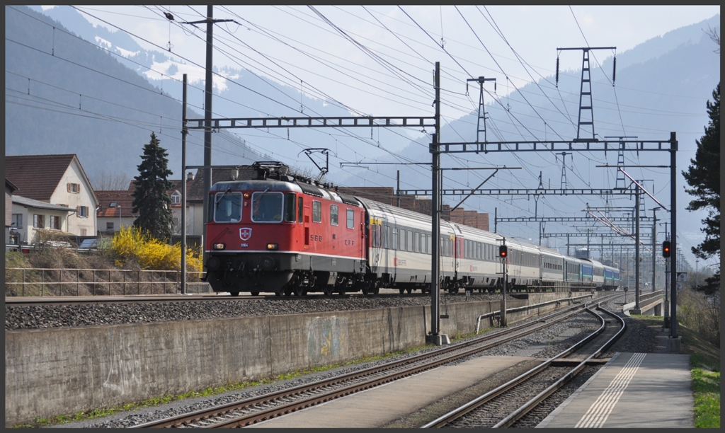 RE3834 mit Re 4/4 II 11164 bei Haldenstein. (29.03.2012)