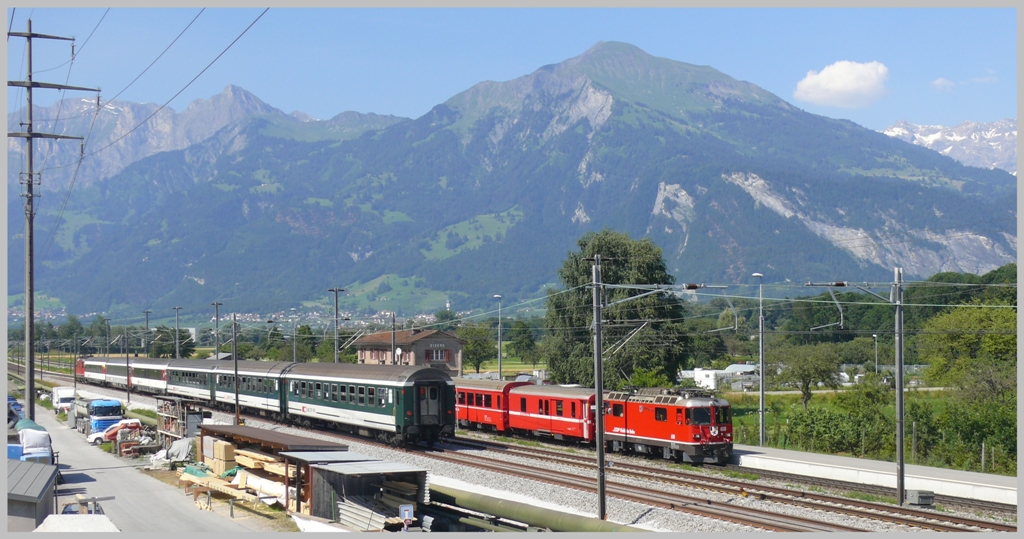 RE3836 nach St.Gallen begegnet in Zizers dem RE1248 nach Disentis mit der Ge 4/4 II 618  Bergn/Bravuogn . (28.06.2010)
