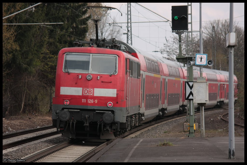 RE4 bei der Ausfahrt aus Erkelenz mit der 111 126 als Schublok.
11.04.10 10:53