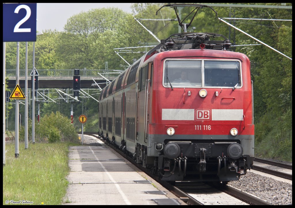 RE4 von Dortmund nach Aachen fahrend, bei der Einfahrt in Lindern.
Zuglok war die 111 116.
18.05.10 12:11