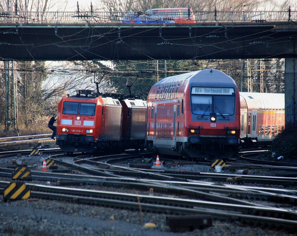 RE4 nach Dortmund-Hbf und 185 019-7 und 185 174-0 beide von der DB in Aachen-West bei Winterklte am 13.1.2013.
