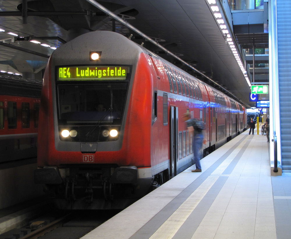 RE4 nach Ludwigsfelde steht im Berliner Hbf zur Abfahrt bereit. 12.06.2010